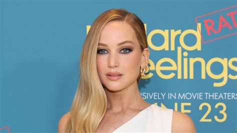 was jennifer lawrence really naked in no hard feelings|Jennifer Lawrence shocks fans by getting completely。